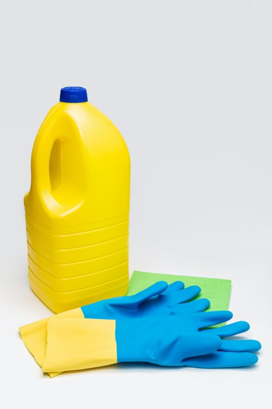 pemutih plastik untuk membersihkan meja plastik